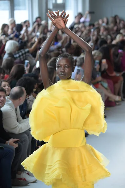  Christian Siriano defile