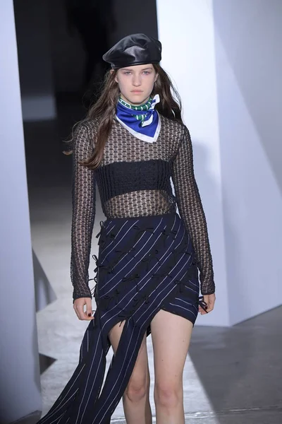  Kendi portresi defile