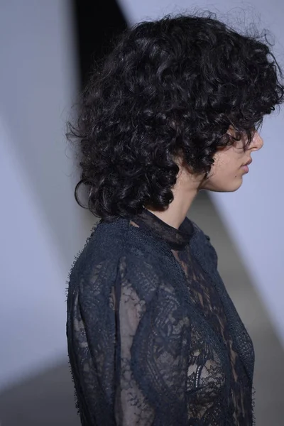  Kendi portresi defile