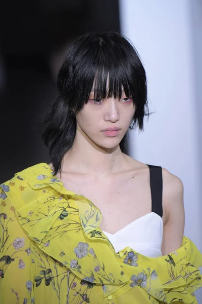  Kendi portresi defile