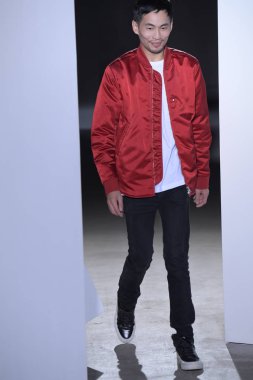 New York, Ny - Eylül 09: Yaratıcı yönetmen Han Chong 9 Eylül 2017 tarihinde New York Moda Haftası sırasında New York'ta kendi portresi bahar yaz 2018 Front Row pist yürür. 