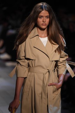  Vivienne Tam moda defilesi