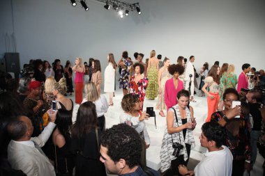 New York, Ny - 10 Eylül: Modelleri poz Tracy Reese tanıtımı sırasında Pier 59 10 Eylül 2017 tarihinde New York'ta.