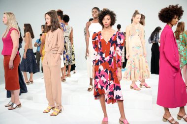 New York, Ny - 10 Eylül: Modelleri poz Tracy Reese tanıtımı sırasında Pier 59 10 Eylül 2017 tarihinde New York'ta.