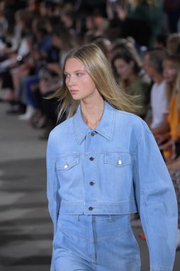 Tibi defile
