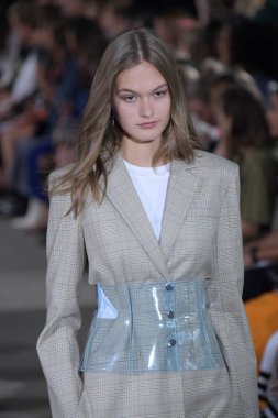 Tibi defile