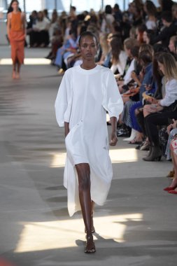 Tibi defile