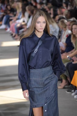 Tibi defile