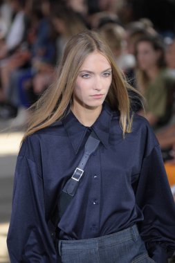 Tibi defile