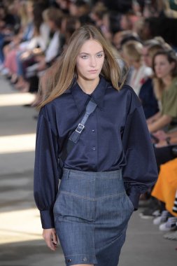 Tibi defile