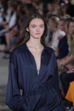 Tibi defile
