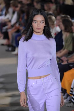 Tibi defile