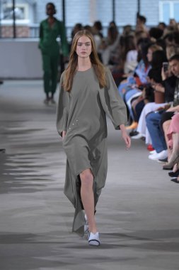 Tibi defile