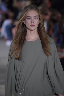 Tibi defile
