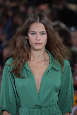 Tibi defile