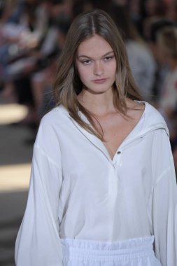 Tibi defile