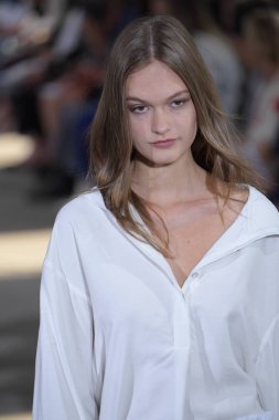 Tibi defile