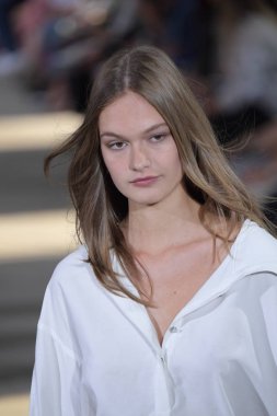 Tibi defile
