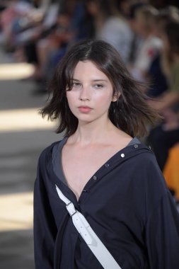 Tibi defile