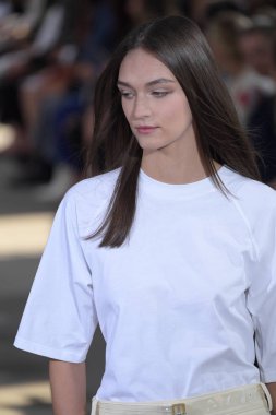 Tibi defile