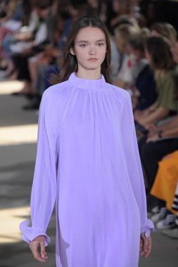 Tibi defile