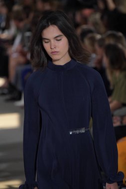 Tibi defile