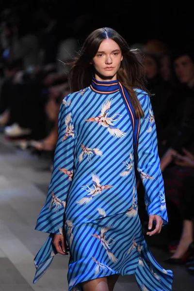  Vivienne Tam moda defilesi