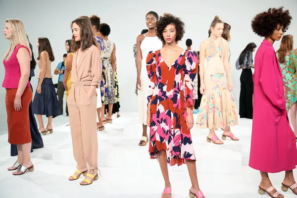 New York, Ny - 10 Eylül: Modelleri poz Tracy Reese tanıtımı sırasında Pier 59 10 Eylül 2017 tarihinde New York'ta.