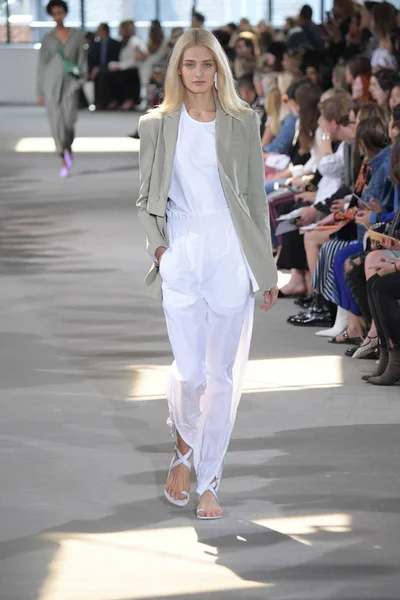Tibi defile