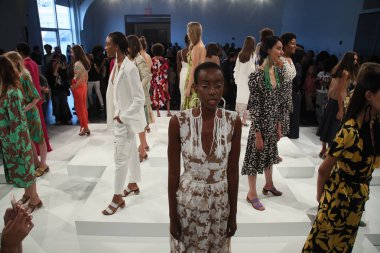 New York, Ny - 10 Eylül: Modelleri poz Tracy Reese tanıtımı sırasında Pier 59 10 Eylül 2017 tarihinde New York'ta.