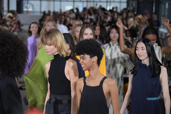 Desfile de moda Tibi Primavera 2018 — Foto de Stock