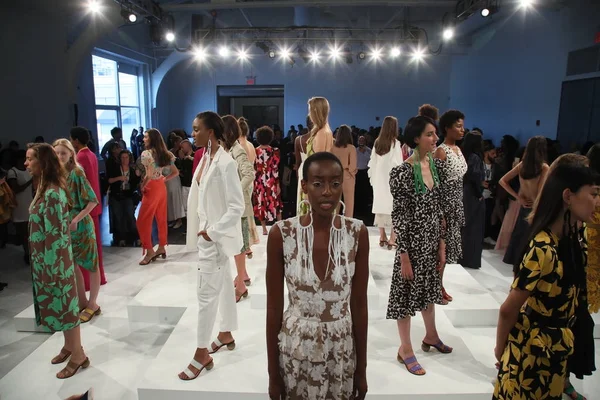 New York, Ny - 10 Eylül: Modelleri poz Tracy Reese tanıtımı sırasında Pier 59 10 Eylül 2017 tarihinde New York'ta.