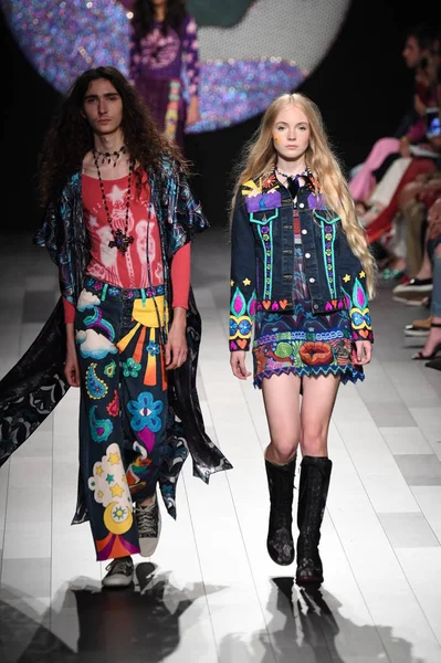 Anna Sui desfile de moda — Fotografia de Stock