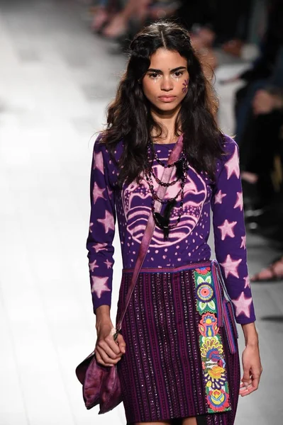 Anna Sui desfile de moda — Fotografia de Stock