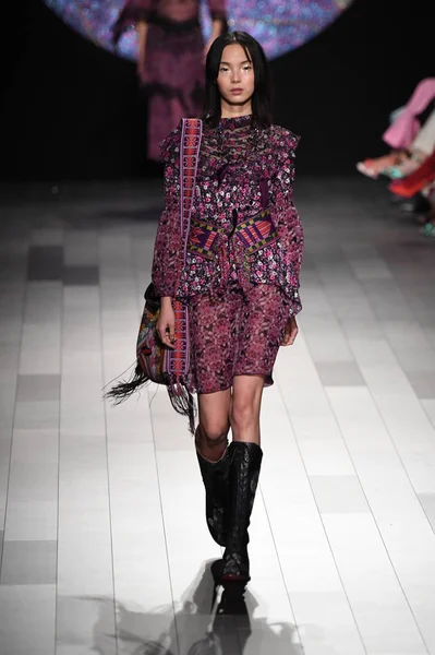 Anna sui modenschau — Stockfoto