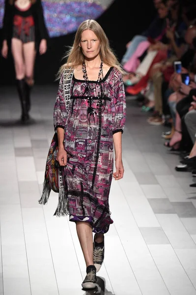 Anna Sui fashion show — Stock Photo, Image