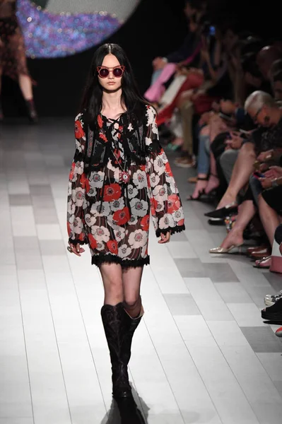 Anna Sui modeshow — Stockfoto