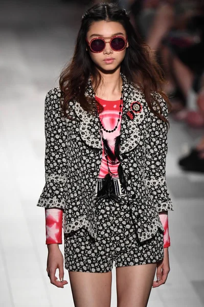 Anna Sui módní přehlídky — Stock fotografie