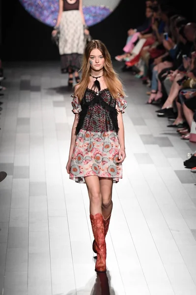 Anna Sui modeshow — Stockfoto