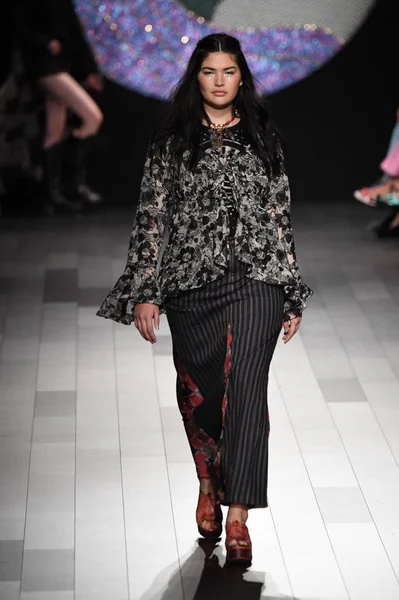 Anna Sui modevisning — Stockfoto