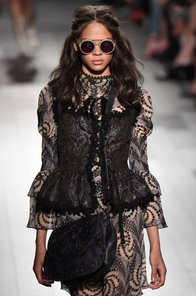 Anna Sui modeshow — Stockfoto