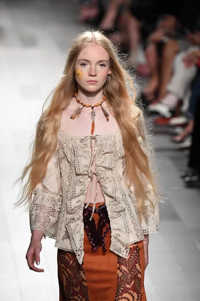 Anna Sui desfile de moda — Fotografia de Stock