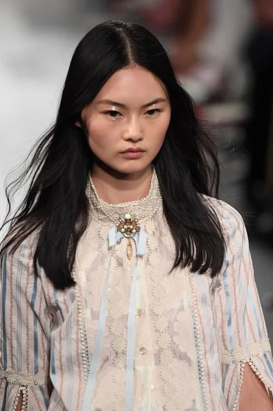 Anna Sui modeshow — Stockfoto