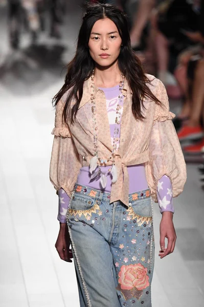 Anna sui modenschau — Stockfoto