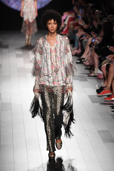 Anna Sui modeshow — Stockfoto