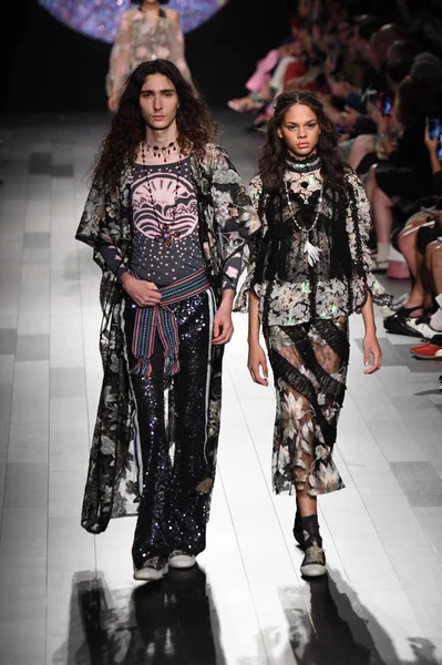 Anna Sui desfile de moda — Fotografia de Stock