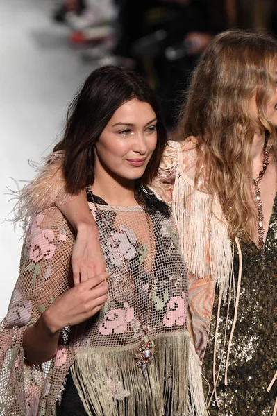 New York, Ny - 11 Eylül: Anna Sui moda için pist göster New York Moda Haftası sırasında Bella ve Gigi Hadid yürüyüşler: gösterir Galeri 1, New York'ta 11 Eylül 2017 üzerinde dam penceresi Clarkson Sq. 