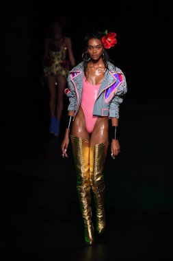 Sarışınlar defile 