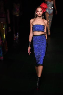 Sarışınlar defile 