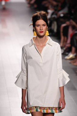 Badgley Mischka moda defilesi
